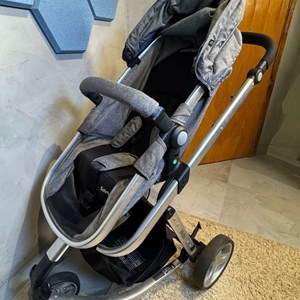 Carrinho de bebê com bebê conforto safety 1st